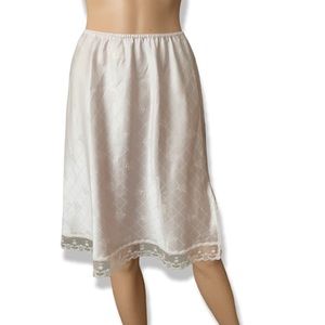 Vintage Deena 60’s soft pink pattern slip